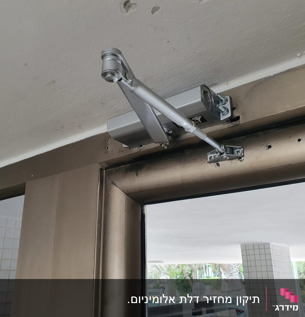 מנגנון סגירה אוטומטי לדלת מתכת מותקן על משקוף